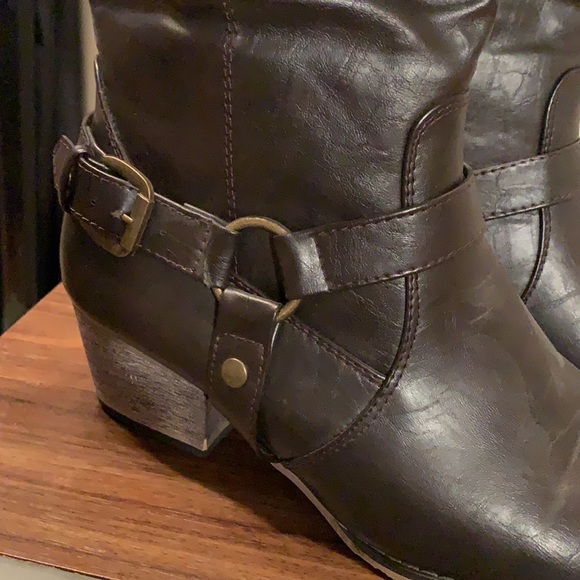LIKE NEW Cowboy/Western Style Boot with Buckle - Picture 5 of 8